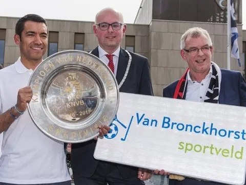 Van Bronckhorst trở lại Premier League, Liverpool không ngại tái cấu trúc