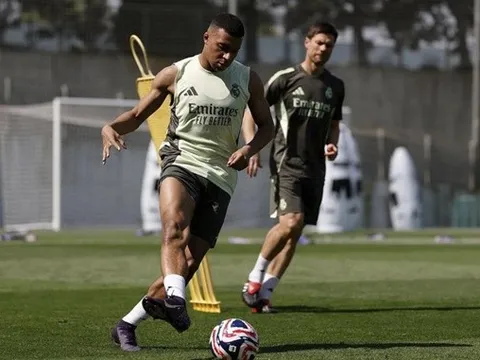 Alonso theo sát Mbappe trong buổi tập ở Real Madrid