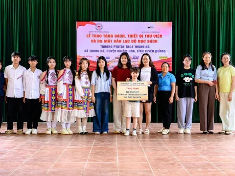"Ánh sáng Tri thức": Hành trình gieo mầm tri thức từ Nam ra Bắc của 2 cô gái Gen Z sáng lập