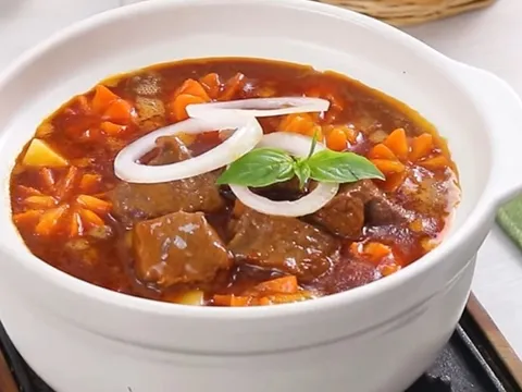 Nấu bò sốt vang thả thứ này vào món ăn đậm đà, nhanh nhừ rút ngắn thời gian đun nấu