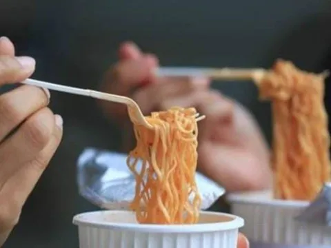 Thứ độc nhất trong mì ăn liền không phải gói gia vị: Chuyên gia tiết lộ cách ăn an toàn và hợp lý