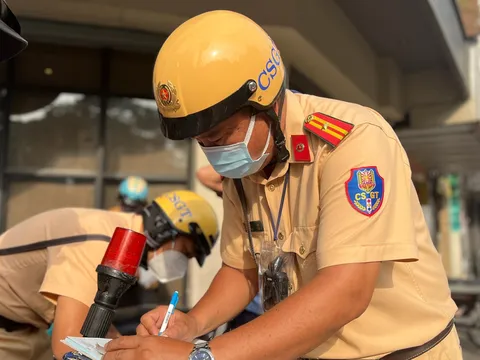 Vượt đèn đỏ theo hiệu lệnh của cảnh sát giao thông có bị phạt nguội không, ai cũng cần biết