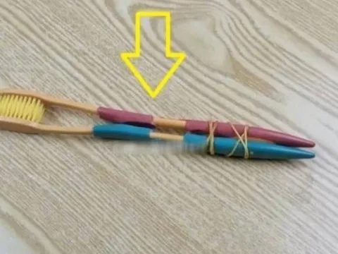 Mẹo dùng 2 bàn chải cũ buộc lại: Giải quyết gọn 5 vấn đề ai cũng từng gặp trong nhà