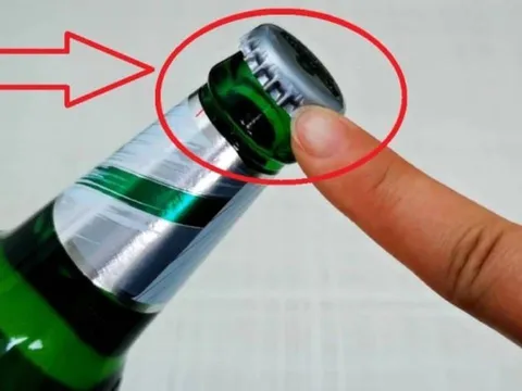 Bí mật trên nắp chai bia: Nhắm đúng điểm này là bật nắp dễ dàng, không cần dụng cụ