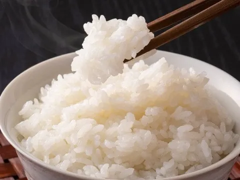 Nấu cơm chỉ bỏ nước lạnh thôi chưa đủ: Làm thêm bước này cơm thơm dẻo, tơi xốp ăn rồi nhớ mãi
