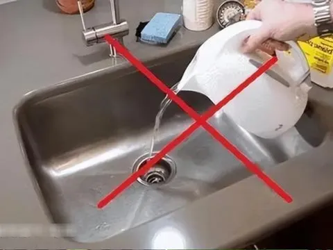 Đổ nước nóng vào bồn rửa bát, tưởng tốt ai ngờ gây ra 2 vấn đề nghiêm trọng