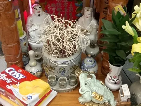 Hết Rằm hạ gấp thứ này khỏi ban thờ thần Tài, giữ cố Lộc tiêu tán hết