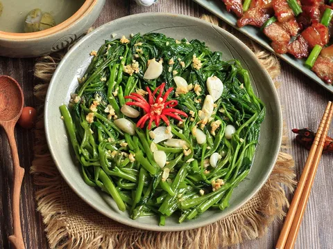 Rau muống xào tỏi xanh giòn: Đầu bếp mách 1 mẹo làm đơn giản