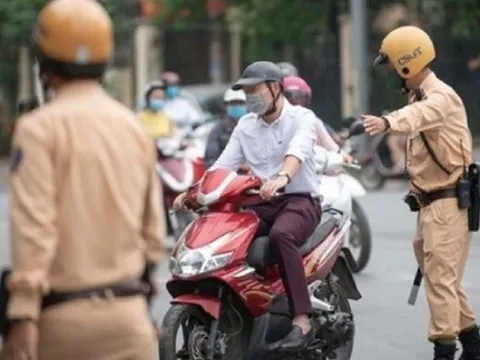 Từ nay, vợ/chồng đi xe của nhau sẽ bị xử phạt nếu quên mang theo thứ quan trọng này