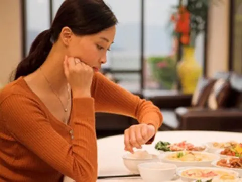 Thường xuyên ăn tối muộn, bạn sẽ có nguy cơ mắc 5 bệnh nguy hiểm này