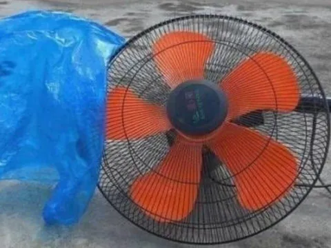 Mẹo vệ sinh quạt sạch bóng không cần tháo khung chỉ với 1 chiếc túi nilon, ai cũng làm được tại nhà