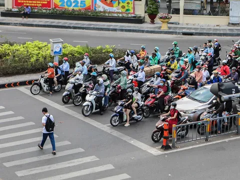 Xe máy dừng đèn đỏ vẫn bị phạt đến 14 triệu đồng nếu vi phạm lỗi nhiều người hay chủ quan này