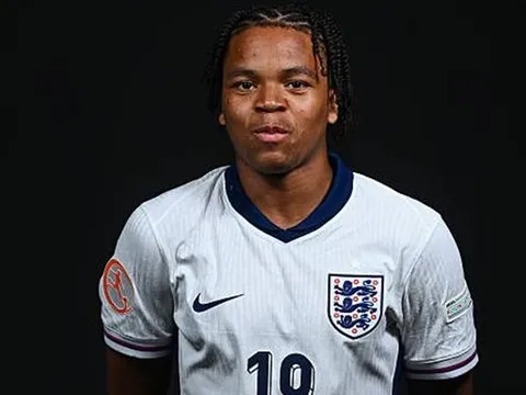 Liverpool tính "trói chân" thần đồng Rio Ngumoha