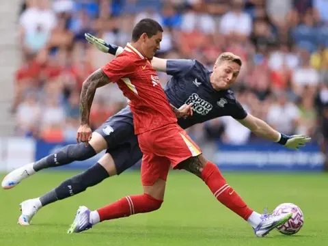 Arne Slot dùng 22 cầu thủ, Liverpool thắng trận tri ân Diogo Jota