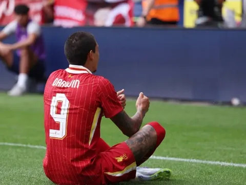Nunez tưởng nhớ Jota bằng pha ăn mừng cảm xúc ở trận thắng của Liverpool