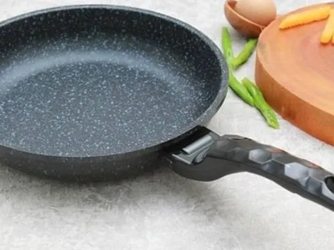 Chảo tróc lớp chống dính? Nhỏ vài giọt nguyên liệu này, chảo bóng như mới, không lo dính món ăn