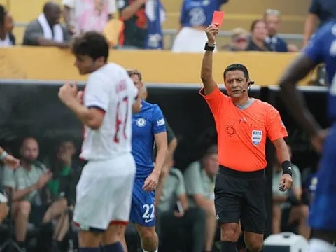 Cucurella dùng tóc 'câu thẻ đỏ', fan Chelsea phấn khích