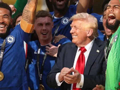 Cole Palmer bối rối khi Donald Trump xuất hiện trên bục nhận giải