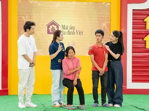 MC Thanh Thảo nghẹn lòng trước cậu bé không có cha, thân hình gầy gò phải gánh nước cho cả nhà sử dụng