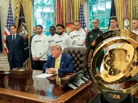Chuyện lạ: Ông Trump giữ cúp, FIFA làm bản Club World Cup mới cho Chelsea