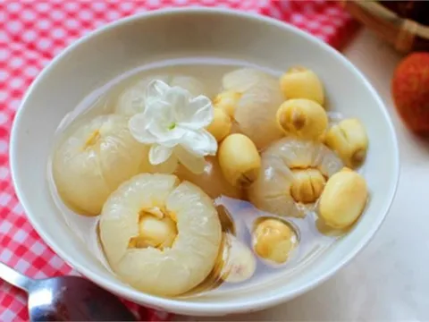 Nấu chè hạt sen chỉ bỏ đường thôi chưa đủ: Làm cách này giúp chè nhanh nhừ, bùi ngậy