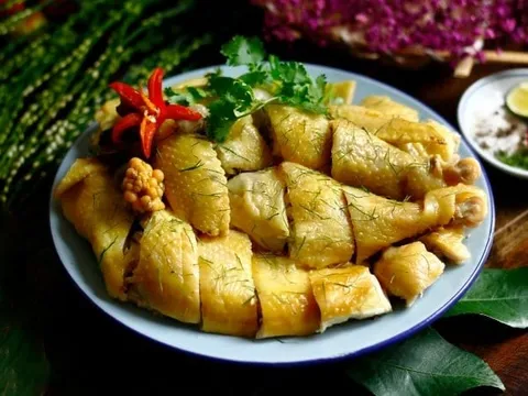 Vớt gà luộc ra khỏi nồi: Gà vừa tanh vừa đỏ, thêm 1 bước này gà vàng ươm, ngọt thịt