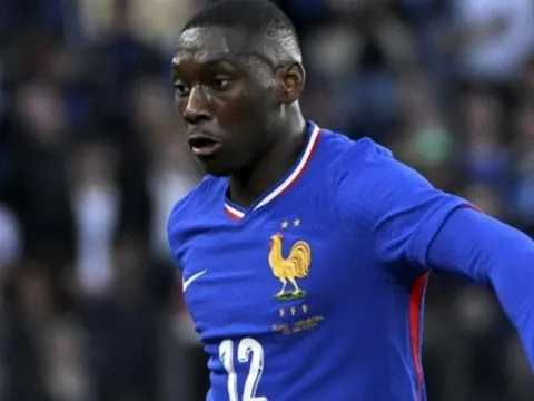 MU cạnh tranh Kolo Muani với Newcastle