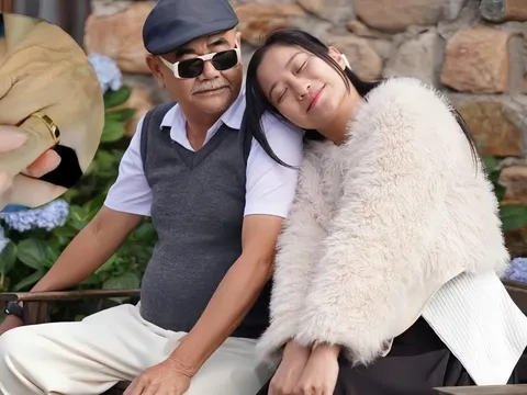 NSND Việt Anh được bạn gái kém 36 tuổi cầu hôn trong dịp sinh nhật