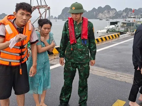 Lật tàu du lịch trên Vịnh Hạ Long do dông lốc