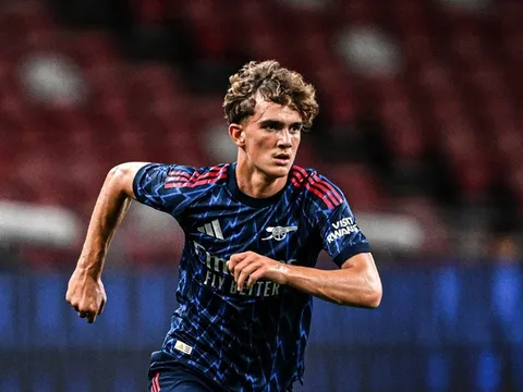 Thần đồng 15 tuổi ra mắt Arsenal, lập tức ghi dấu ấn