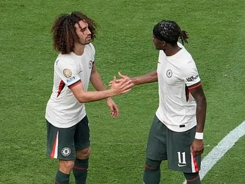 Marc Cucurella bất ngờ với quyết định "kỳ lạ" của Madueke