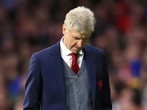 Nỗi lòng của Arsene Wenger: "Ông im lặng ngồi đó, nhìn tình yêu của họ nhạt phai"
