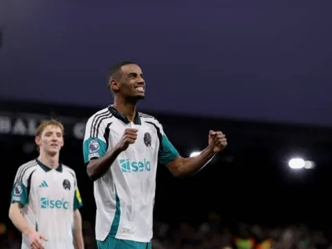 Isak yêu cầu rời Newcastle, CLB khẳng định không bán