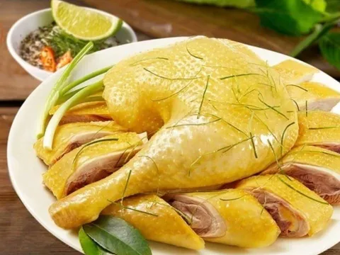 Luộc gà đúng cách: không tanh, không đỏ, da vàng óng – bí quyết từ đầu bếp nhà làm
