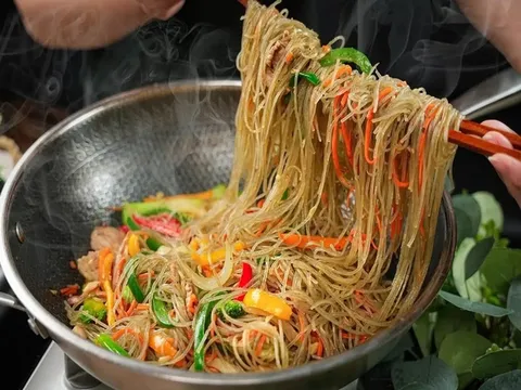 Mẹo xào miến không bị vón cục, dẻo dai nguyên sợi