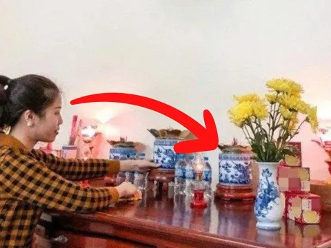 Nên đặt lọ hoa bên trái hay bên phải bàn thờ: Học cách nhà giàu đặt vị trí này để phát lộc