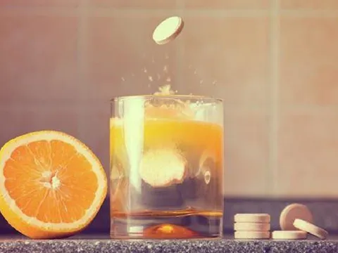 Uống vitamin C dạng sửi hằng ngày, cẩn trọng với 3 tác hại khôn lường