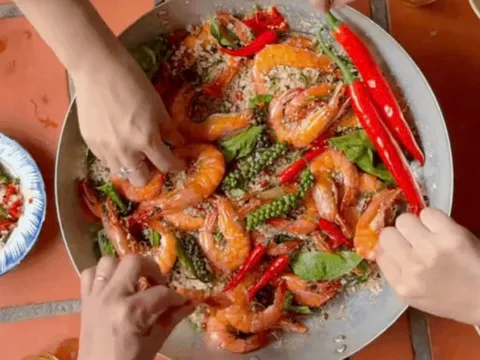 Cách làm món tôm rang muối hột đang "hot trend", nhìn là thèm