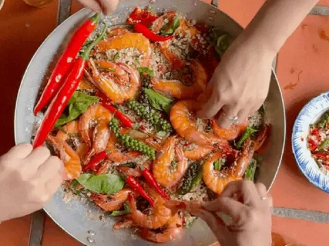 Mẹo làm món tôm rang muối hột thơm ngon: Tôm đỏ au, thịt chắc ngọt, không bị mặn