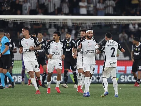 Depay tỏa sáng, "giải cứu" Corinthians ngoạn mục