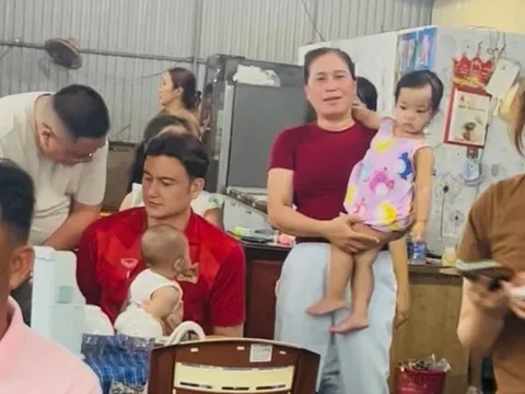 Đi ăn ở Tam Kỳ, Đặng Văn Lâm và con trai thu hút sự chú ý