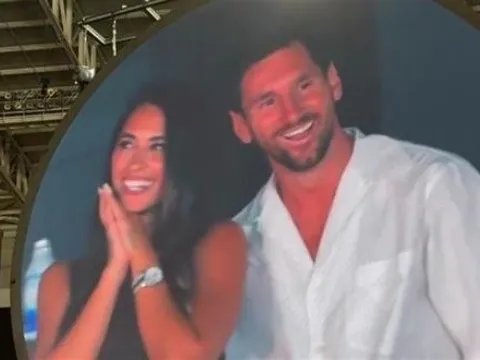 Messi và vợ "gây sốt" với màn kiss cam đêm nhạc Coldplay