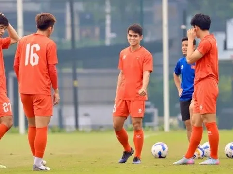 U23 Việt Nam tập sân hở, không có micro trước trận gặp U23 Indonesia