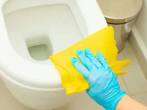 Bí quyết loại bỏ vết ố trên bệ toilet: Không cần chà rửa, không cần thuốc tẩy, chỉ với một nguyên lieu rẻ tiền