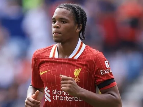 Bình luận viên Sky Sports kinh ngạc với sao mai 16 tuổi của Liverpool
