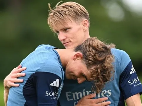 Odegaard dìu dắt hai sao trẻ 15 tuổi của Arsenal