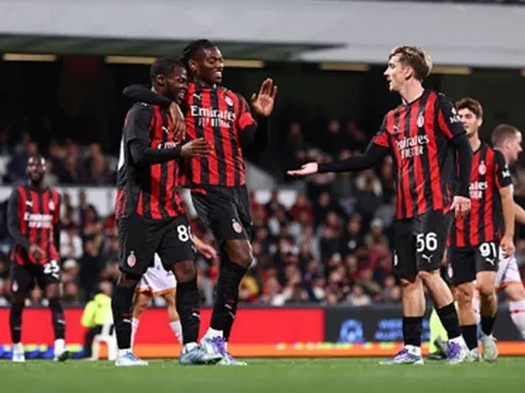 Leao lập cú đúp, Milan thắng hủy diệt 9-0