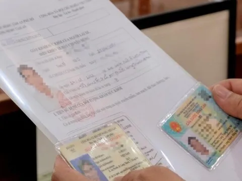 Trong năm 2025, người dân có bắt buộc phải đổi bằng lái xe theo mẫu mới không?