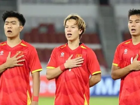 HLV Kim Sang Sik lo ngại áp lực với Viktor Lê