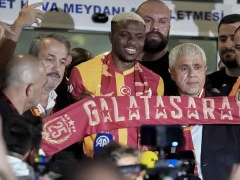 CHÍNH THỨC! Galatasaray chiêu mộ Victor Osimhen với mức giá kỷ lục